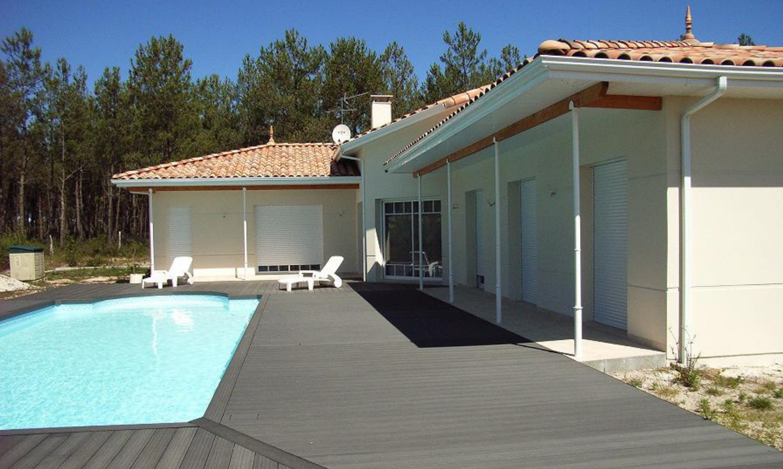 construction maison neuve vue piscine